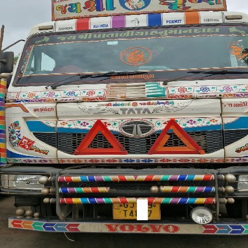 GPS Dealership Opportunity in Gujarat – Dealers Required Across Tier 1, 2 & 3 Cities GPS tracker installation on a commercial truck in Gujarat by SPLAKDHN